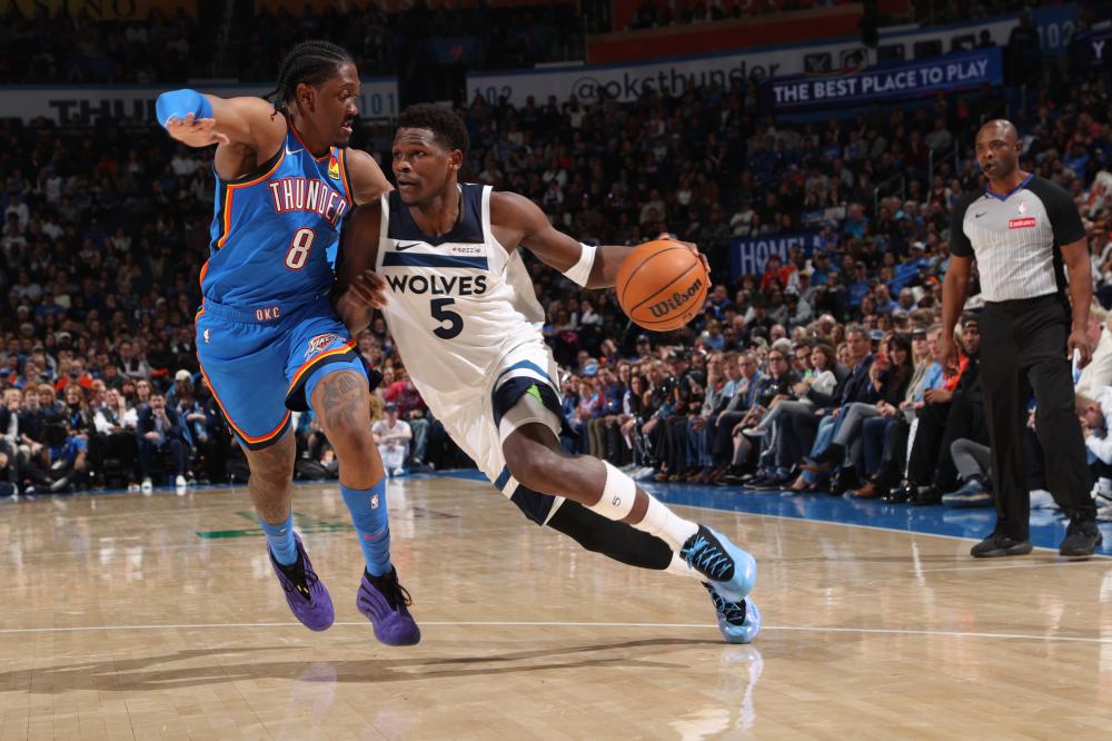 冲入场地争 冲入场地争