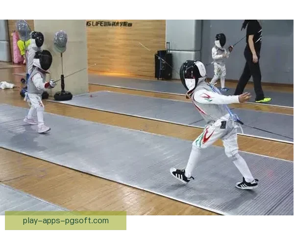 击剑比赛预测：挑战杯赛场强弱对决，谁能尽展剑术风采？